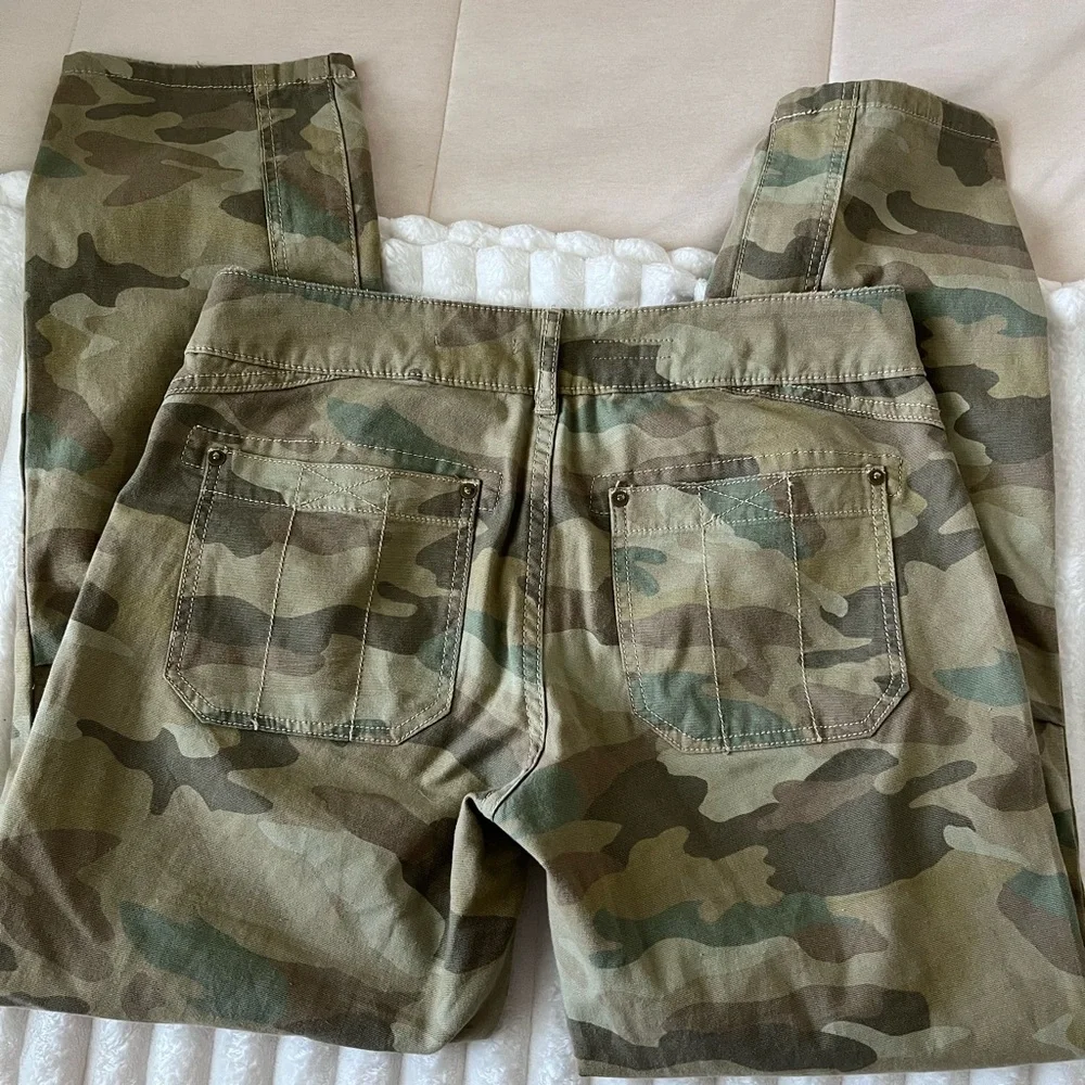 Anthropologie Pilcro The Wanderer low rise Camouflage Cargo Pants - Picture 8 of 8